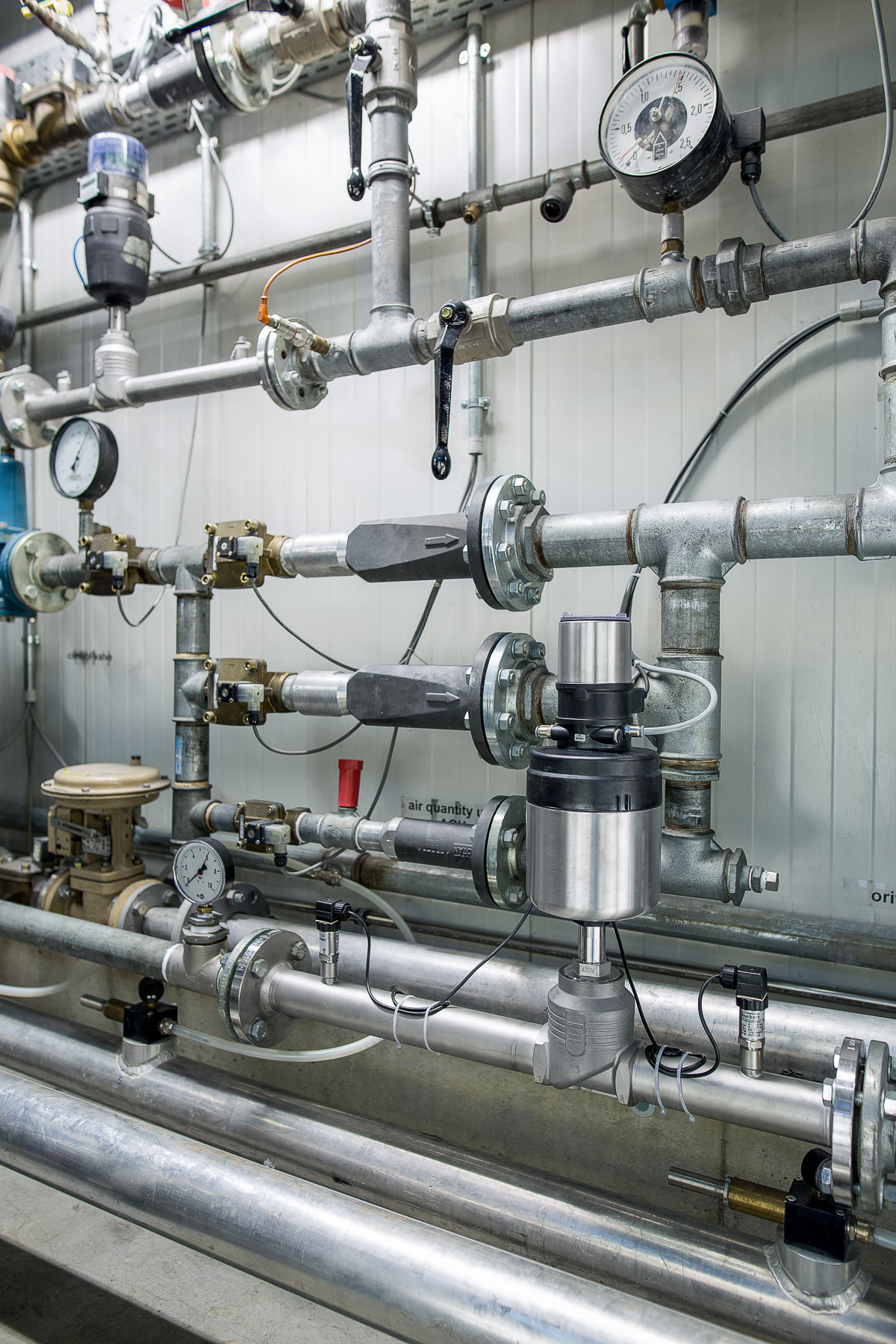 Precision flow control for efficient, accurate pneumatic conveying