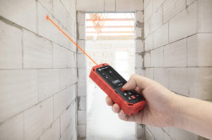Laser rangefinder protected against splashing water and dust