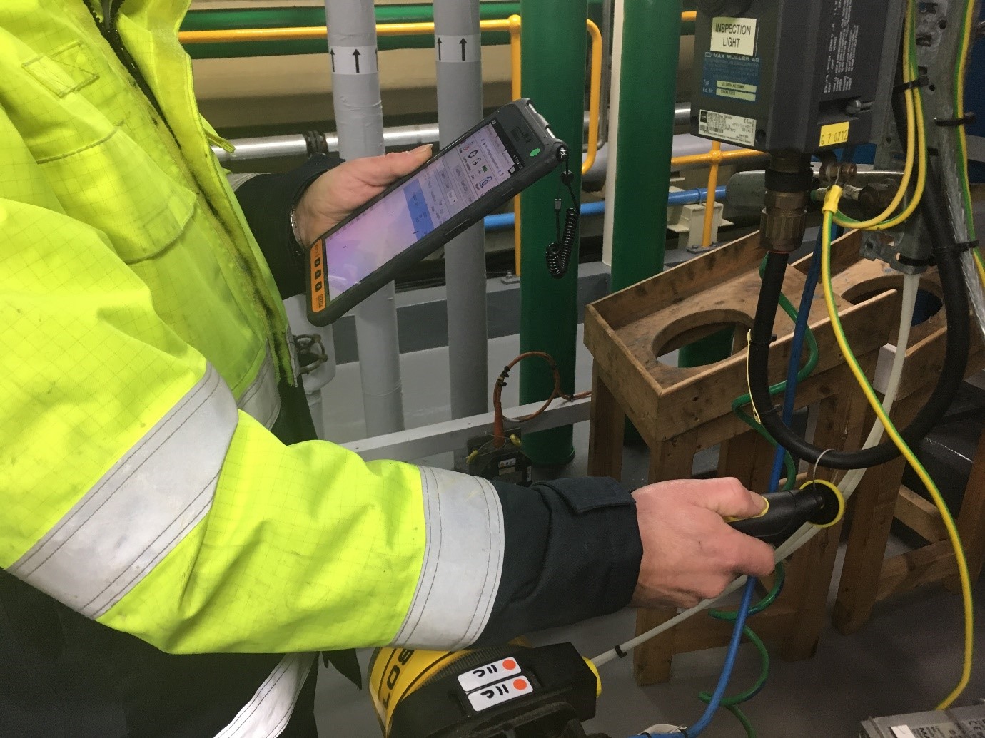 Архитектор на стройке. Engineers inspection. Гражданское строительство профессии. Профессия строитель. Строитель проектировщик.