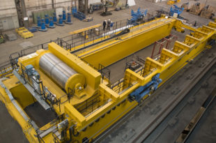 Energy chains in an XXL size process crane