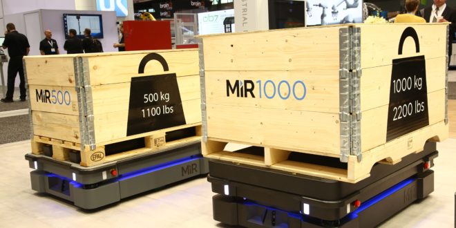 Mobile robot optimises internal logistics flow