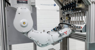 Robots take their pick in plastic moulding application