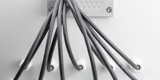 Cable entry plate: hygienic design does not create any dirt collecting niches