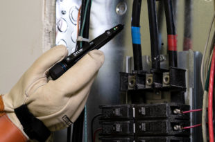 Non-contact voltage detector for electrical installations