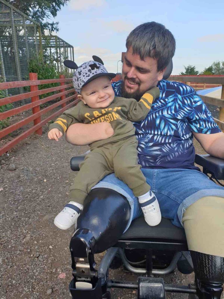 Amputee bonds with son thanks to 3D printed bionic hand