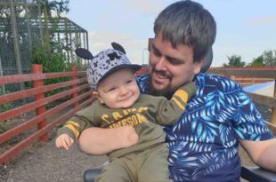 Amputee bonds with son thanks to 3D printed bionic hand