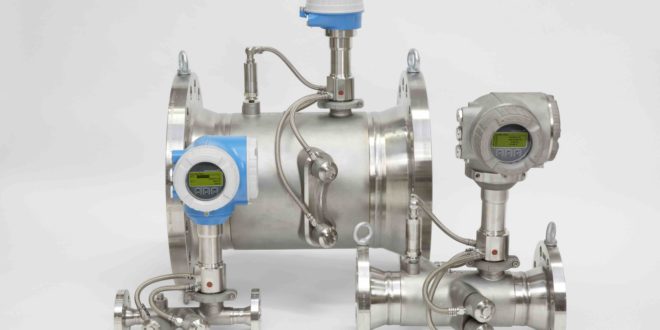 Ultrasonic gas flowmeter has integrated pressure and temperature sensors