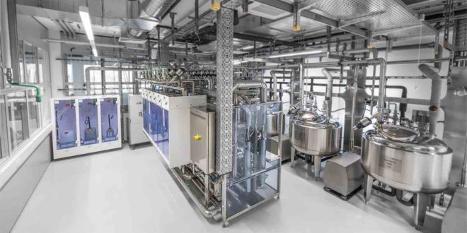 Automatic multi-medium testing facility for fluidic components