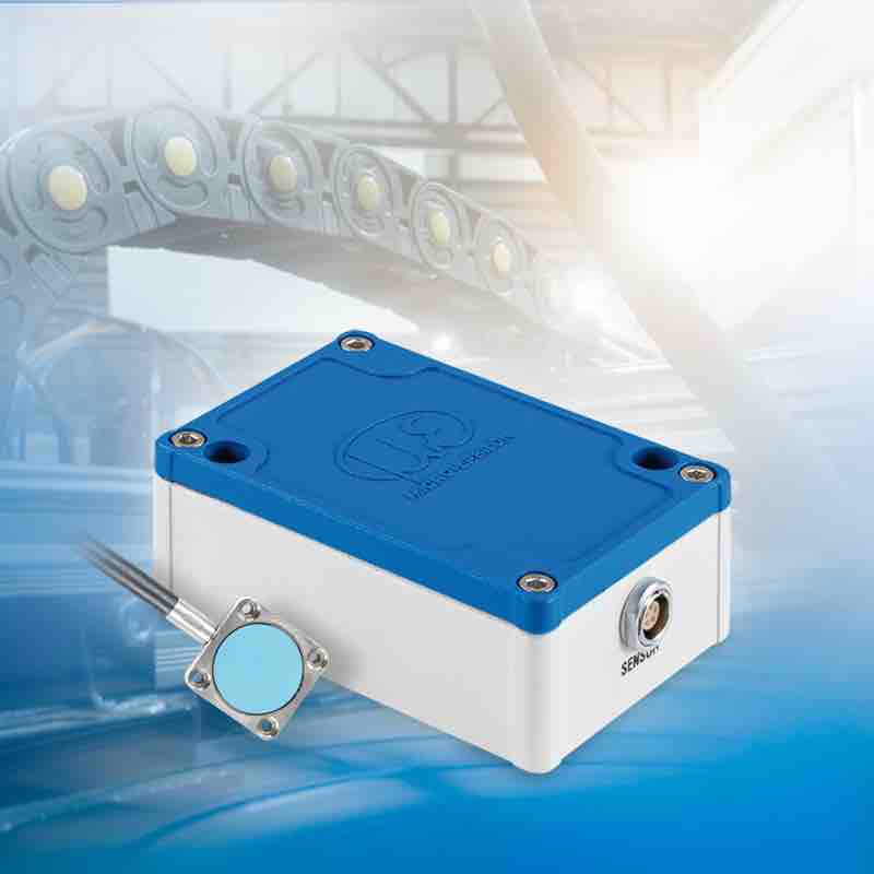 Active capacitive measurement system incorporates preamplifier within the sensor head