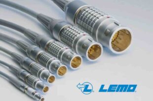 Standard self-latching multipole connectors with alignment key