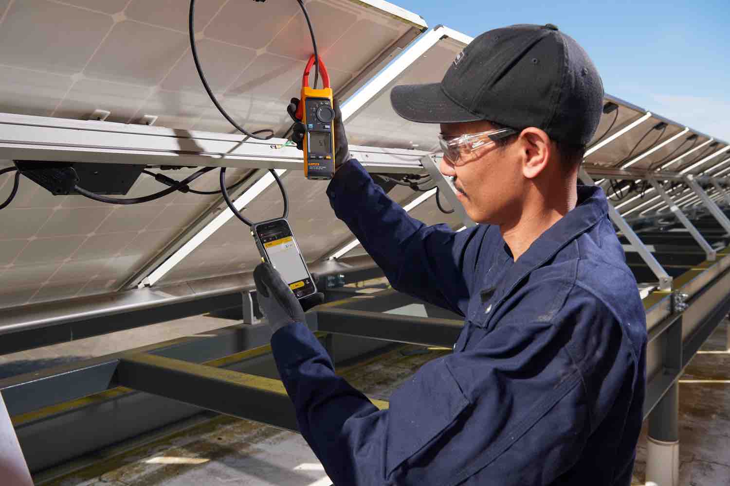 Clamp meters for solar power installations with CAT III/1500V safety