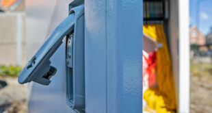 Outdoor lock transmits data to a central management unit with real-time monitoring