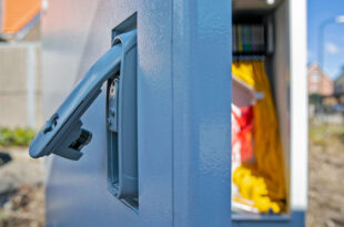 Outdoor lock transmits data to a central management unit with real-time monitoring