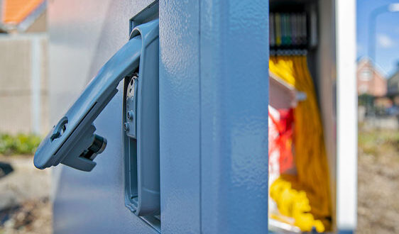 Outdoor lock transmits data to a central management unit with real-time monitoring