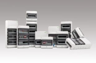 Condensation-free distribution board enclosure suited to outdoor use