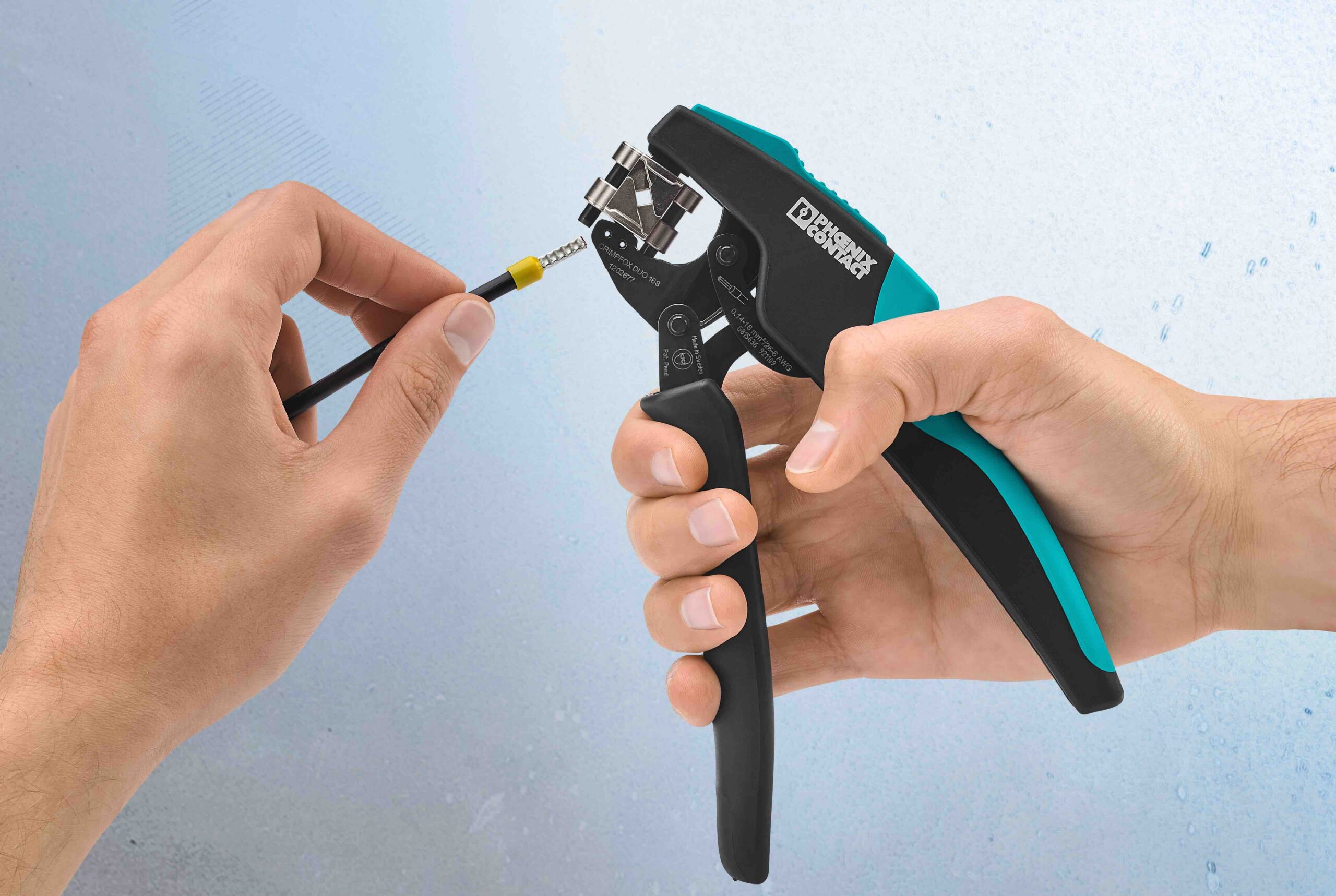 Crimping tool allows both frontal and lateral ferrule feed
